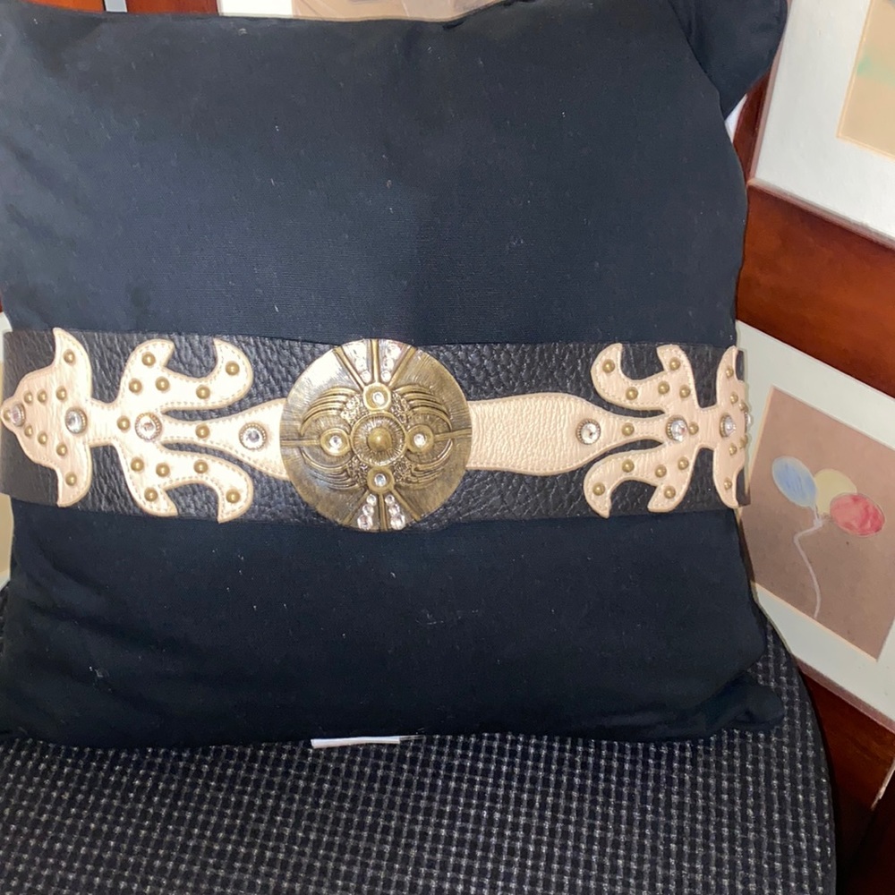 Euc Leatherock belt studded